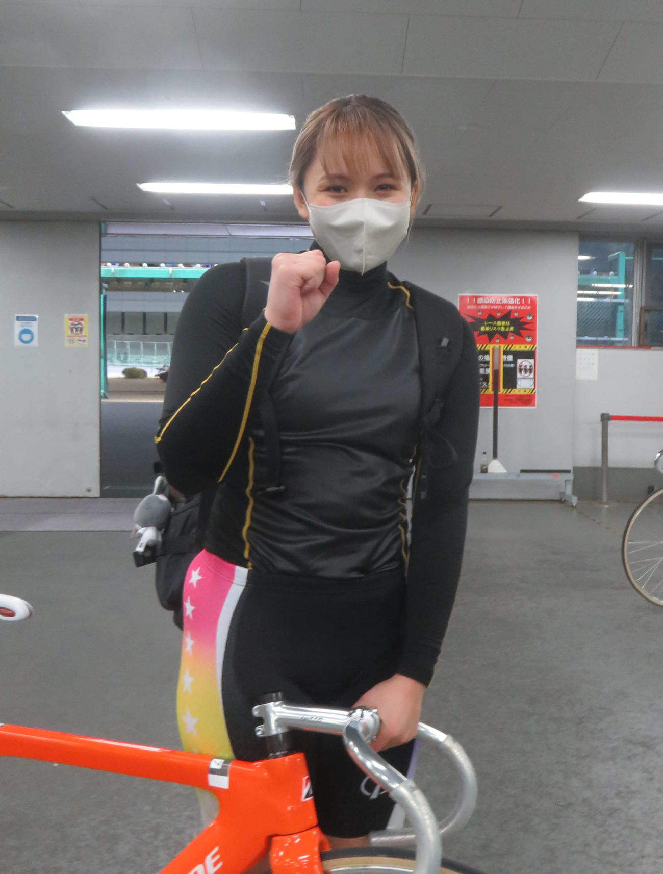 デビュー2勝目を挙げ、ガッツポーズの塩田日海