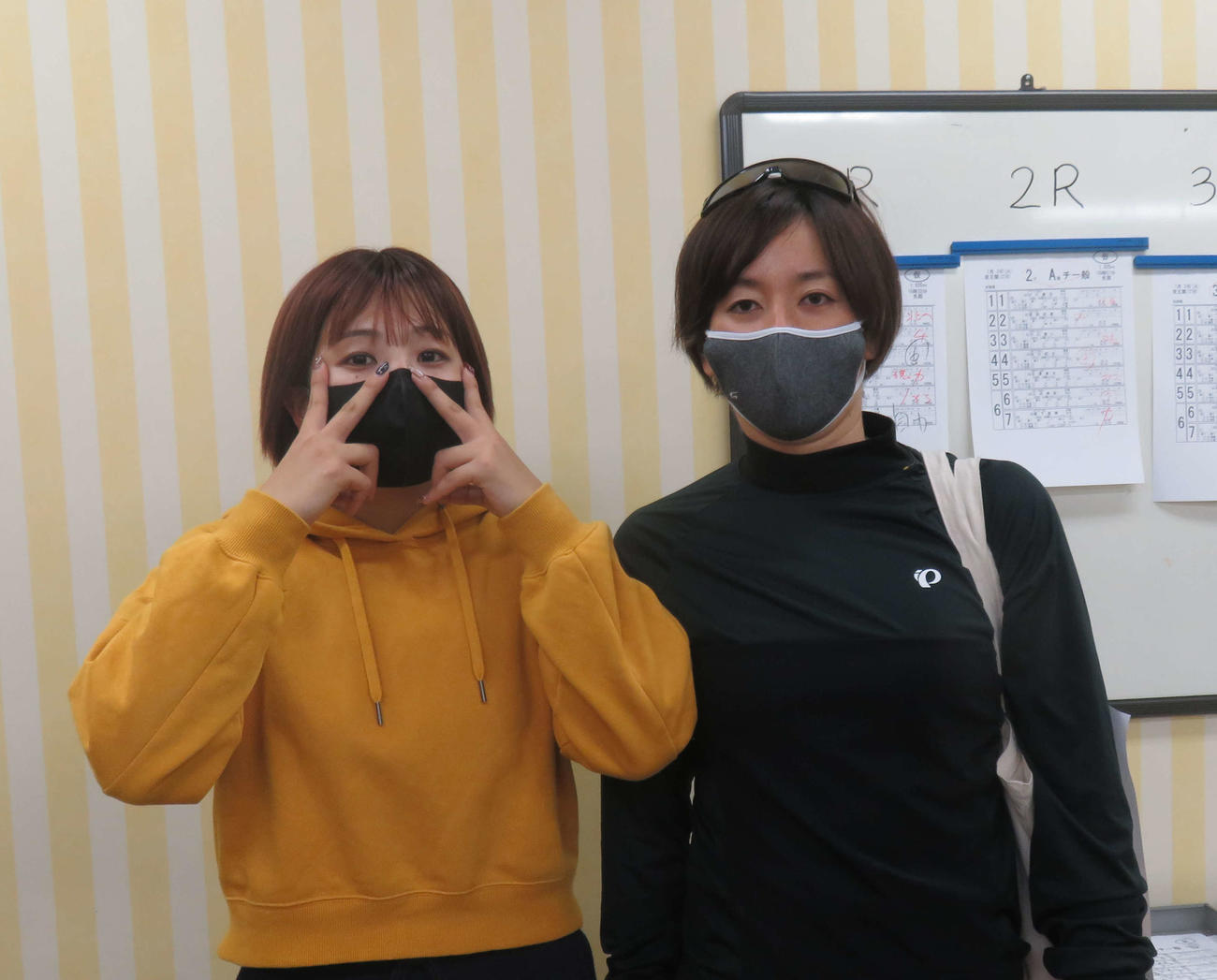 決勝進出を決め、ご機嫌の岩崎ゆみこ（左）と、次点で決勝を逃し失意の表情の山口真未
