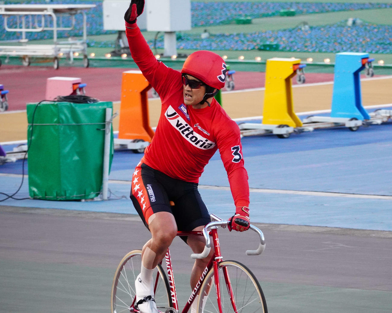 通算900勝達成に右手を掲げてファンに応える＝撮影：トータリゼータエンジニアリング(株)降旗慎之介


