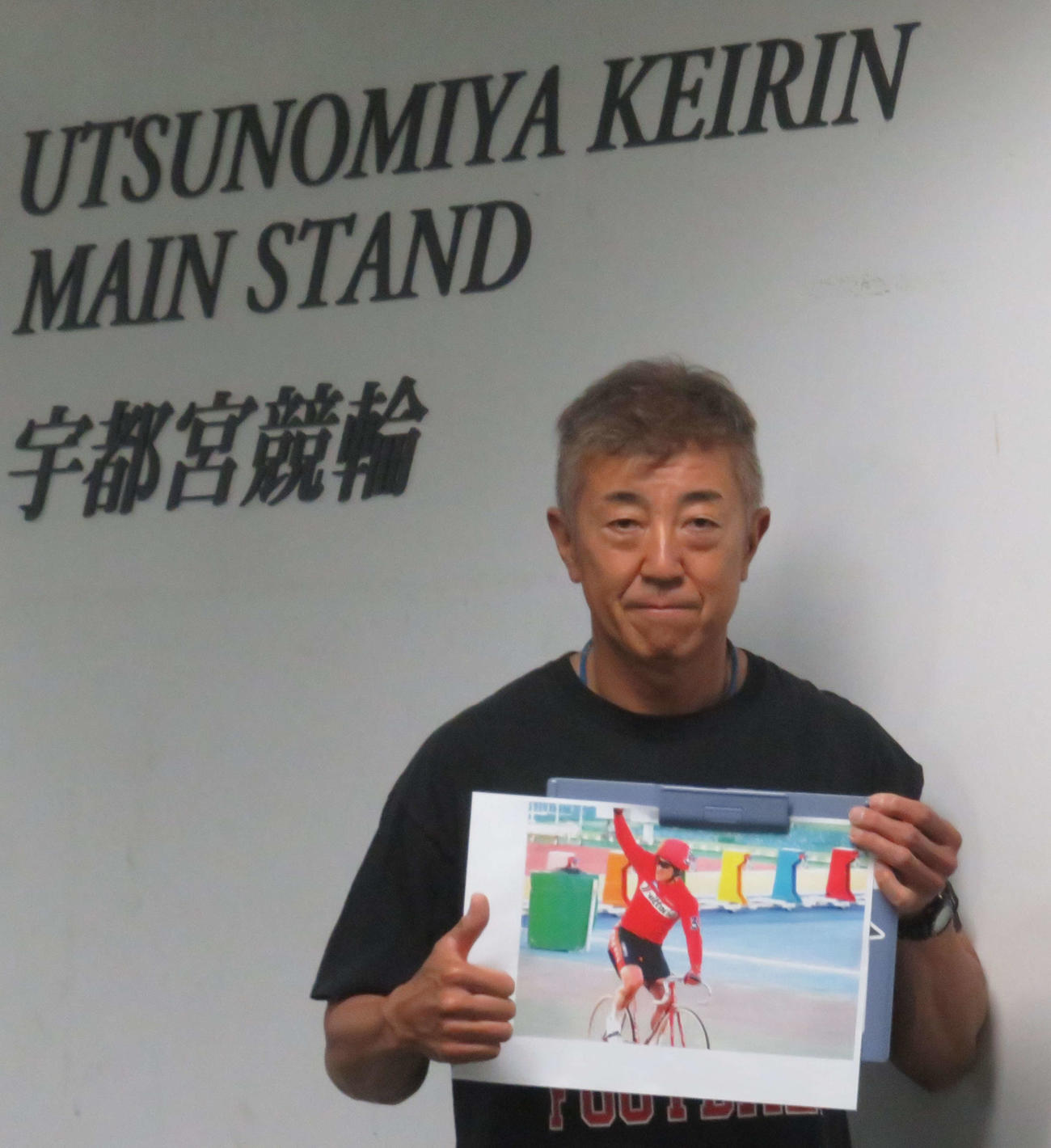 黒崎直行が苦楽をともにする神山雄一郎の偉業を祝福する
