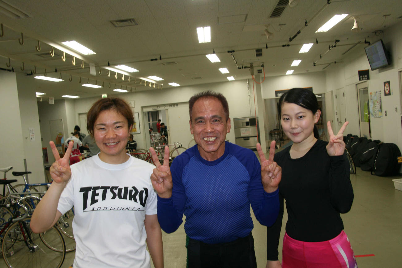 ガールズ選手と笑顔で記念撮影する佐古雅俊。左は吉岡詩織、右は出口倫子（20年6月）