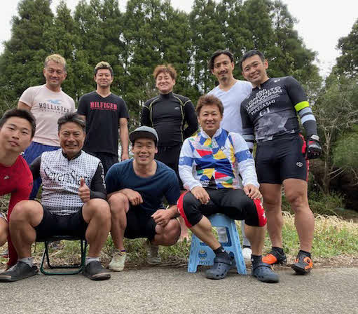 「真勇会」メンバー。前列左から2人目が宮倉勇、4人目が内藤宣彦、後列中が小埜正義（宮倉勇提供）