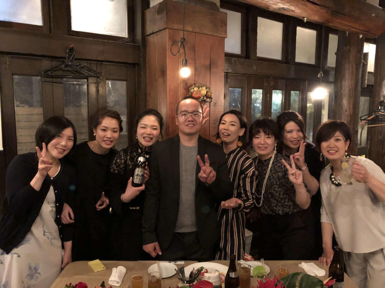 小坂知子、吉田将成の結婚パーティーにて（左から明珍裕子、青木志都加、田中まい、吉田、小坂、矢野光世、石井貴子、猪子真実）（本人提供）