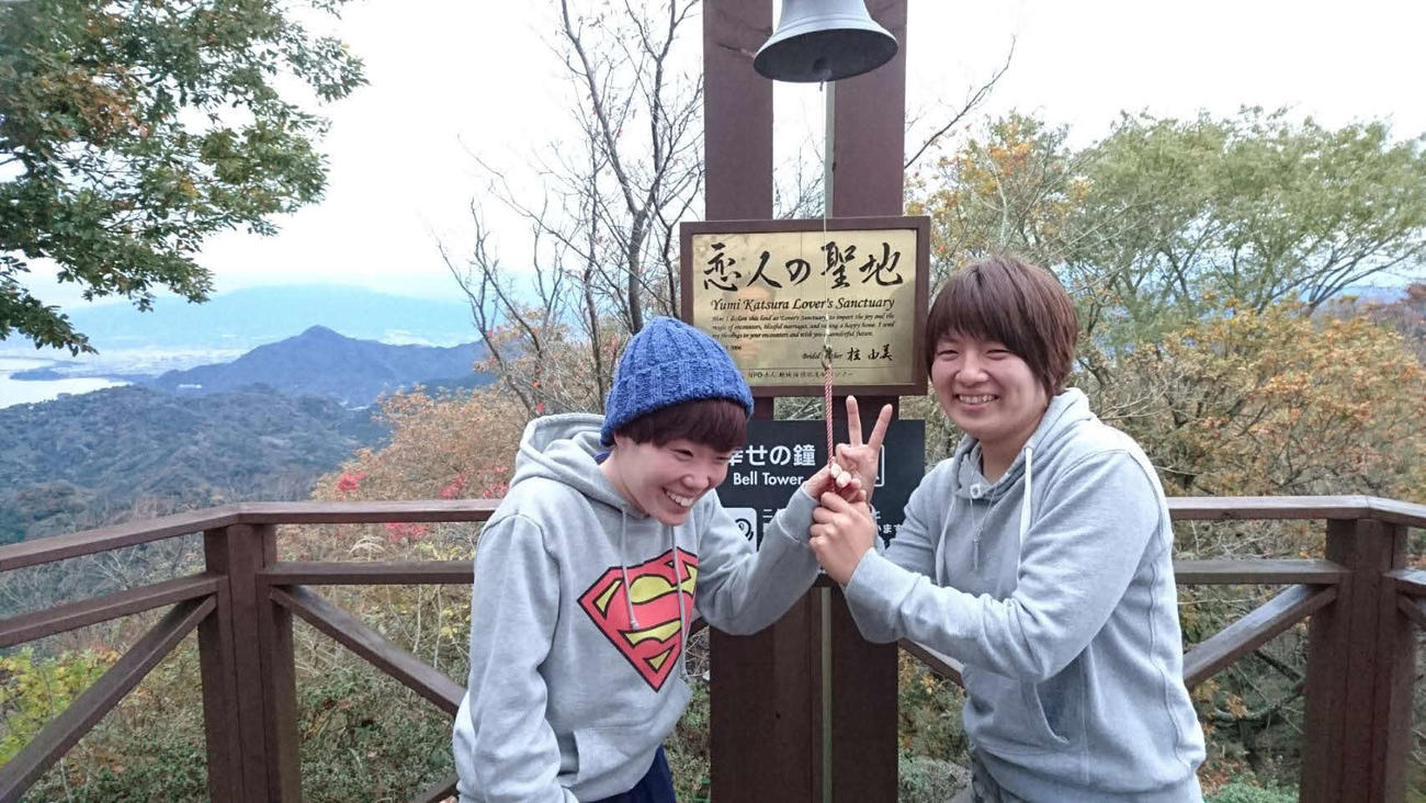 システム障害での中止後は飯田よしの（左）と旅行に出かけた（本人提供）