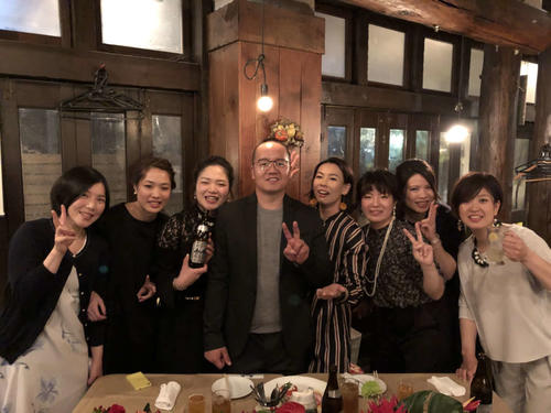 小坂知子、吉田将成の結婚パーティーにて(左から明珍裕子、青木志都加、田中まい、吉田、小坂、矢野光世、石井貴子、猪子真実)(本人提供)