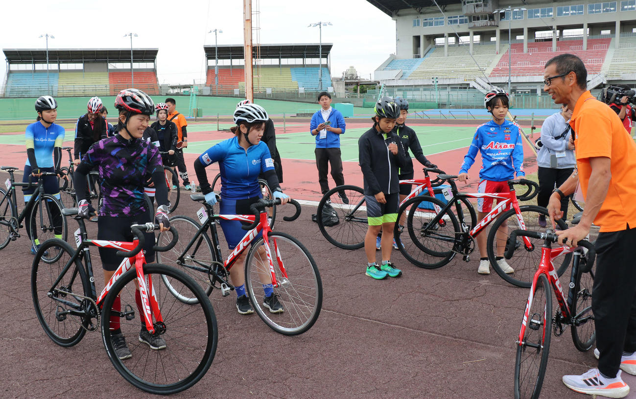 固定ギアの自転車の乗り方をトレーニングする参加者たち（撮影・山田敏明）