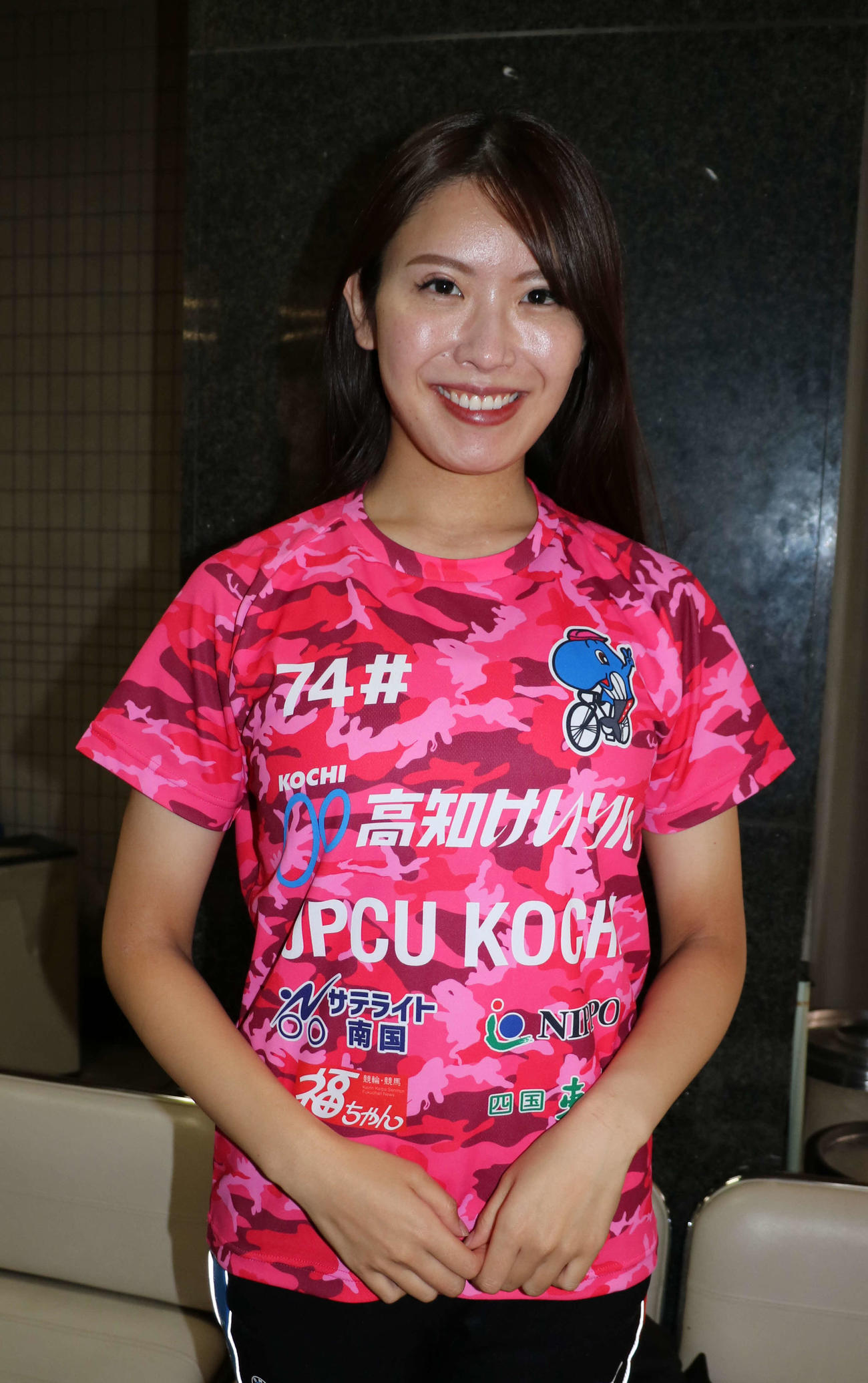 高知競輪場でアテンドガールをしていた宍戸あいさんは初参加（撮影・山田敏明）