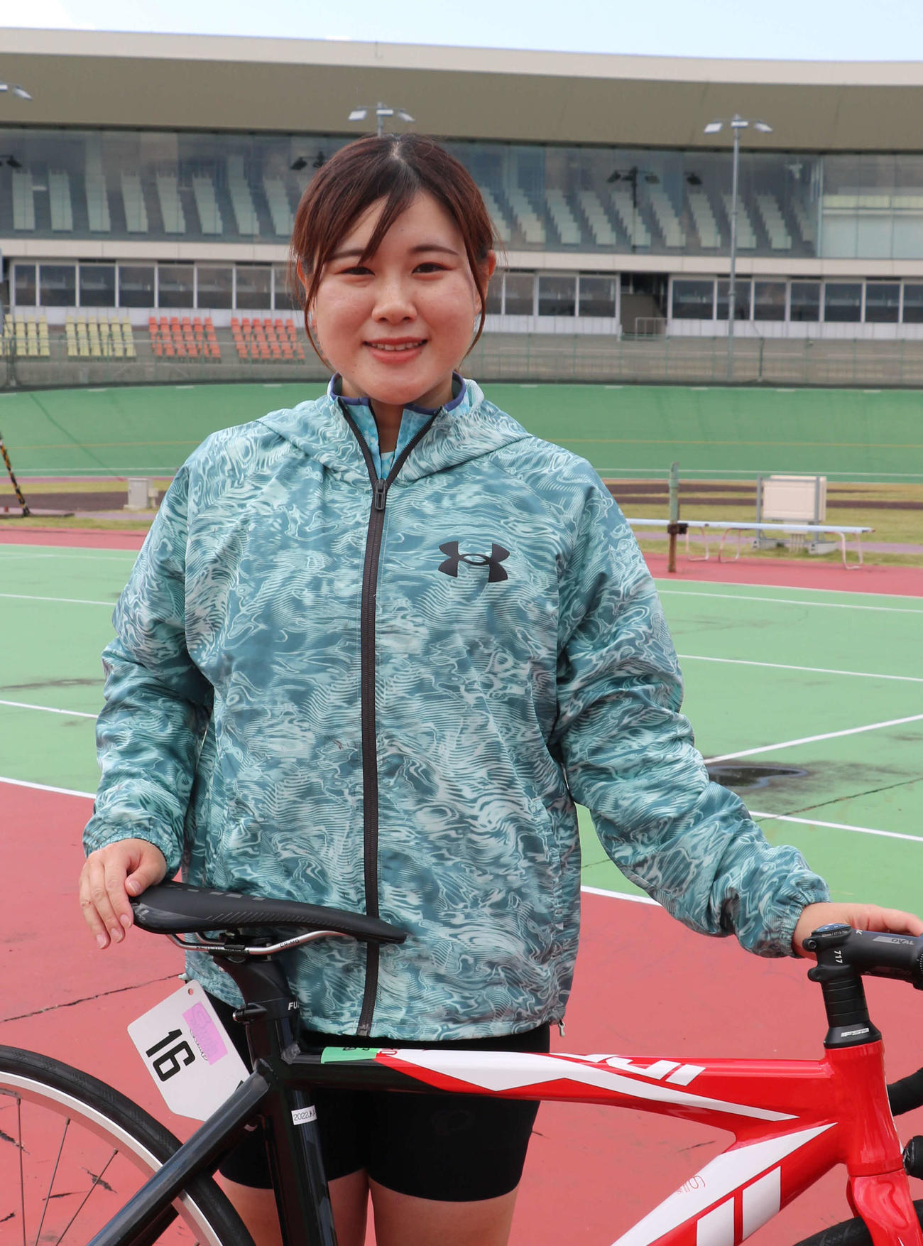 知田深和子さんは初のバンク走行に感動した（撮影・山田敏明）