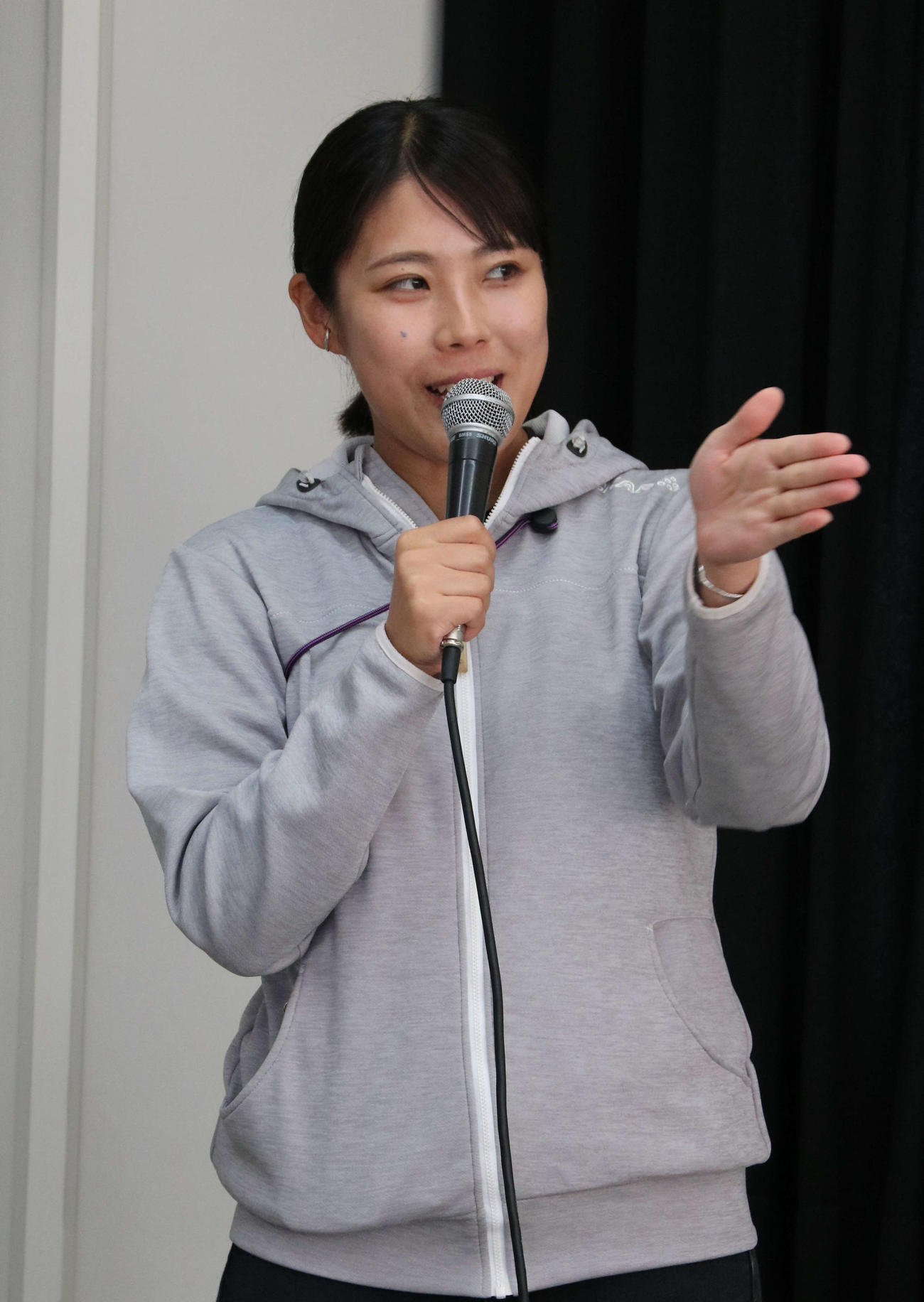 21年東京五輪代表の中村妃智さんが参加者に自転車競技の魅力を講演した（撮影・山田敏明）