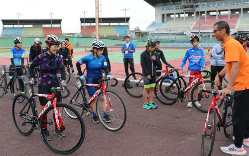 固定ギアの自転車の乗り方をトレーニングする参加者たち（撮影・山田敏明）
