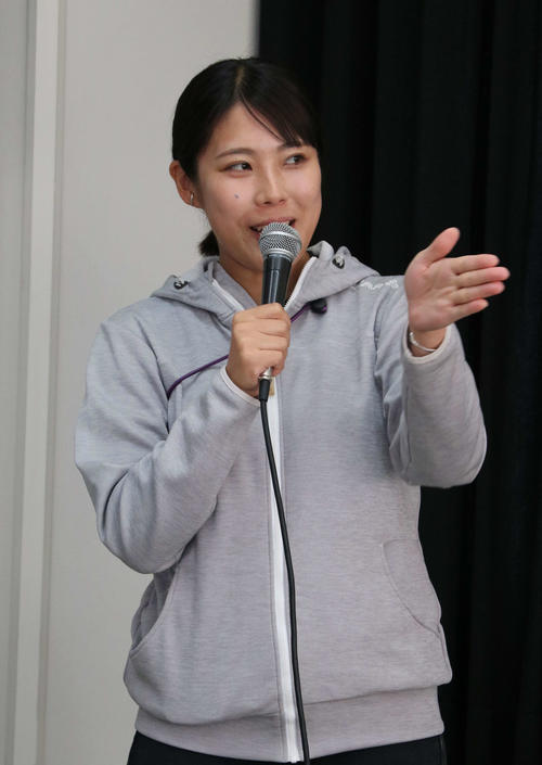 21年東京五輪代表の中村妃智さんが参加者に自転車競技の魅力を講演した（撮影・山田敏明）