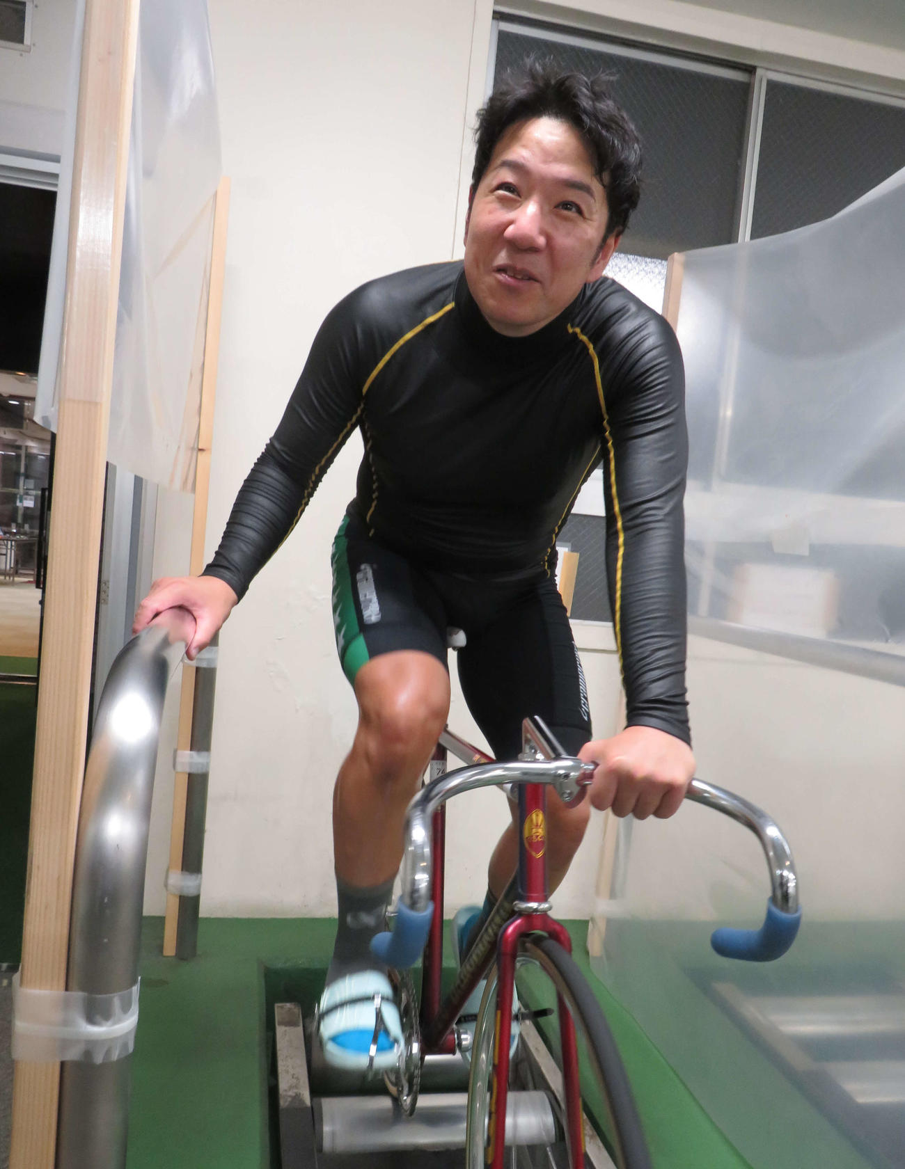 復帰戦4着後、レースを振り返る鈴木龍之介（撮影・栗田文人）