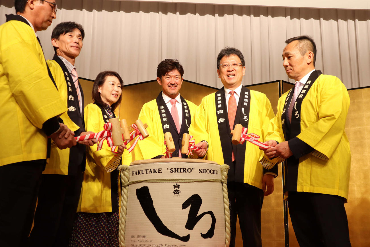 鏡開きをする中川誠一郎（右から3人目、同2人目は大西一史熊本市長）