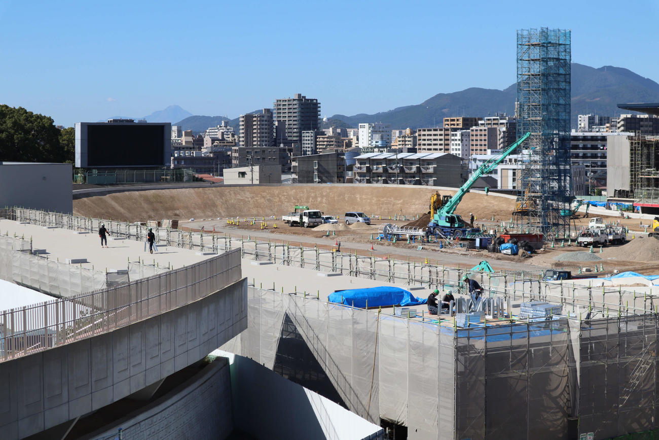 バンクの形状がイメージできるほどまで土台が出来上がっている