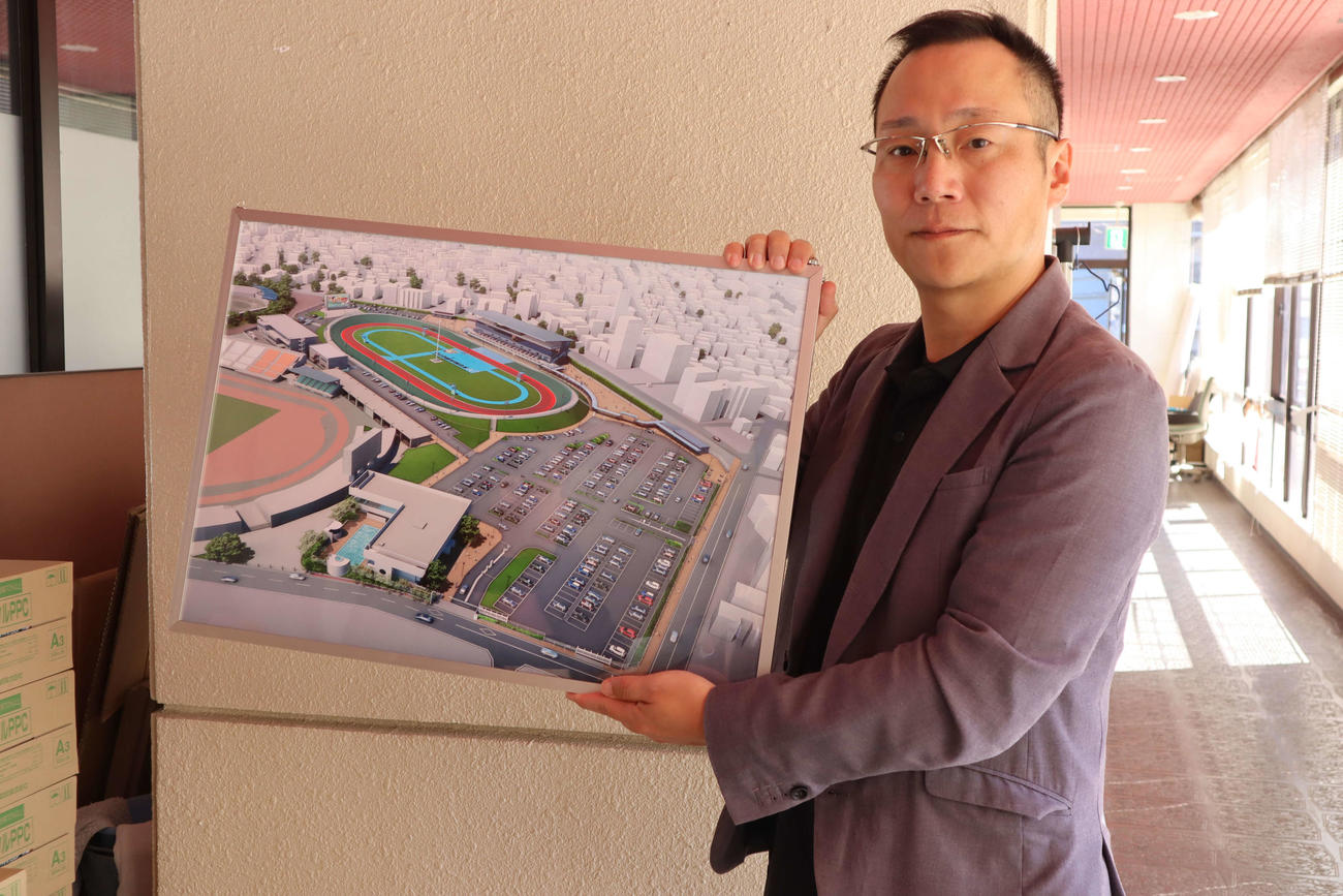 完成予定図を手にする西真一郎所長