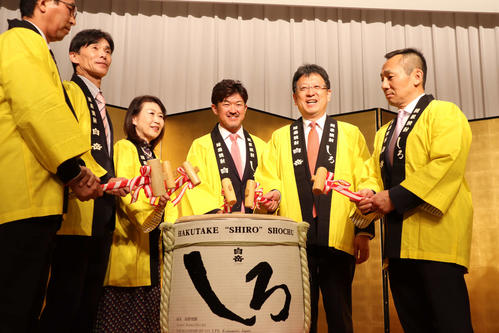 鏡開きをする中川誠一郎(右から3人目、同2人目は大西一史熊本市長)