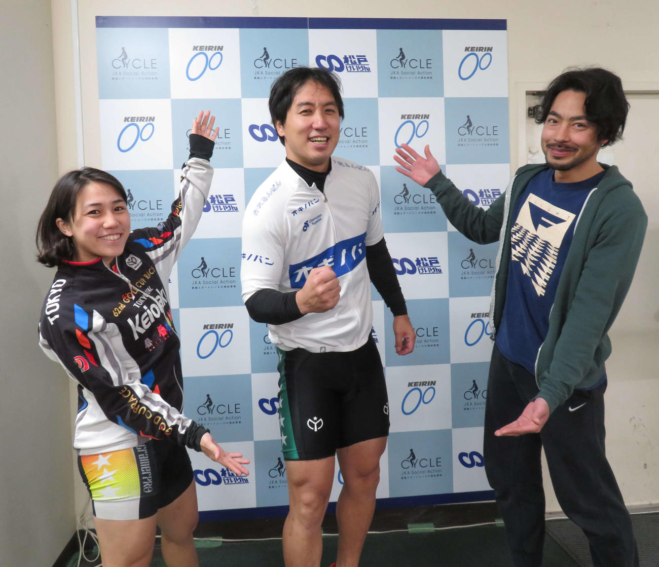 弟子の平川雅晃（右、長野）、熊谷碩子（左）に祝福される川上真吾