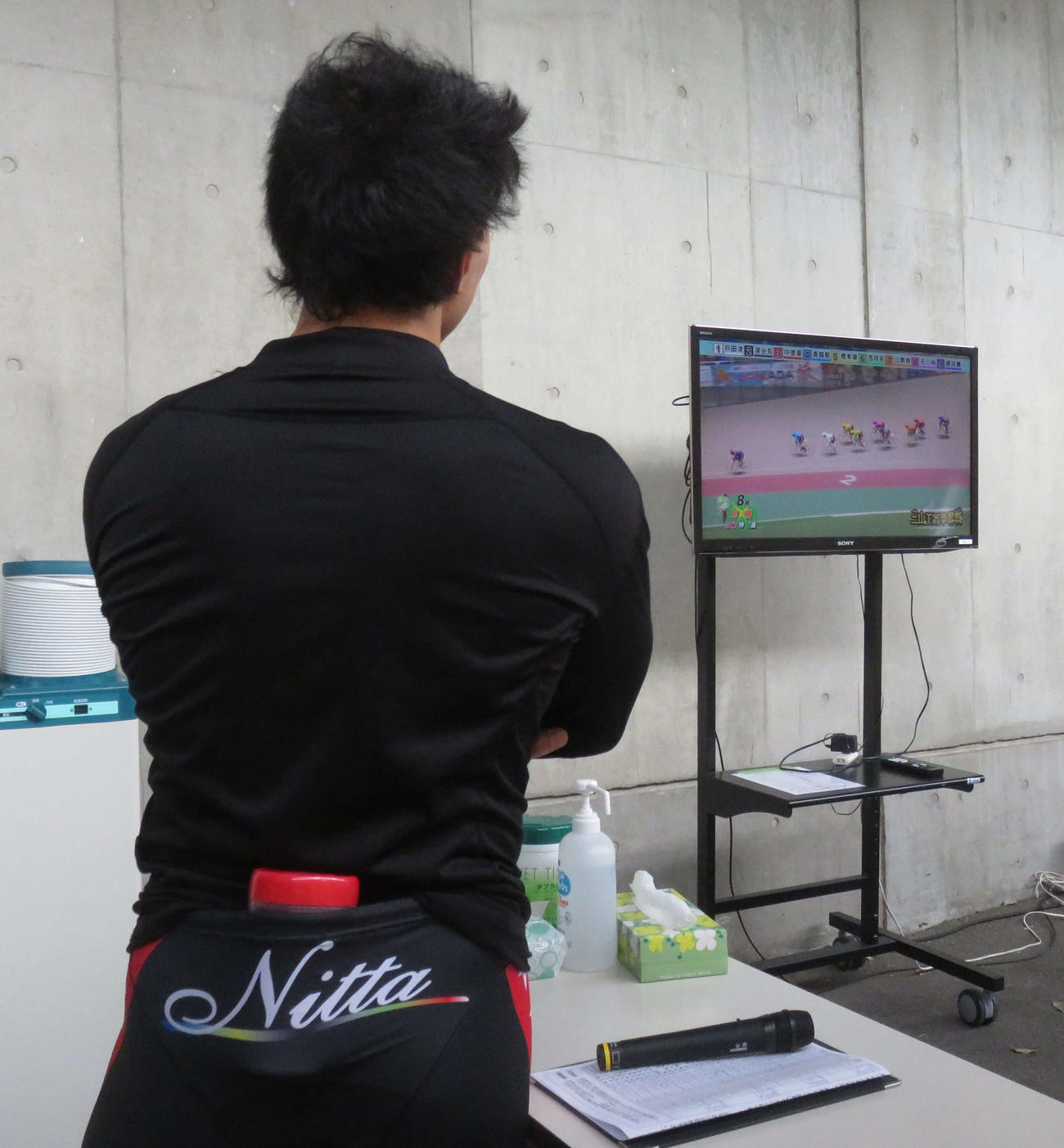 新田祐大が前橋G3最終日のレースに見入る