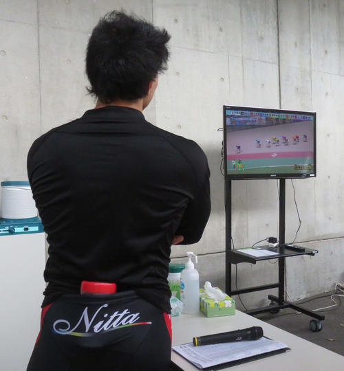 新田祐大が前橋G3最終日のレースに見入る
