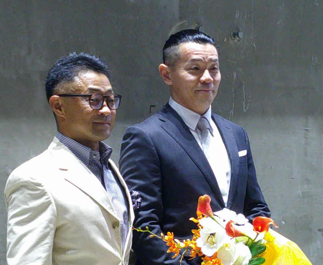 斎藤登志信（左）と稲村成浩さんは並んでツーショットに収まる（撮影・24年8月18日）
