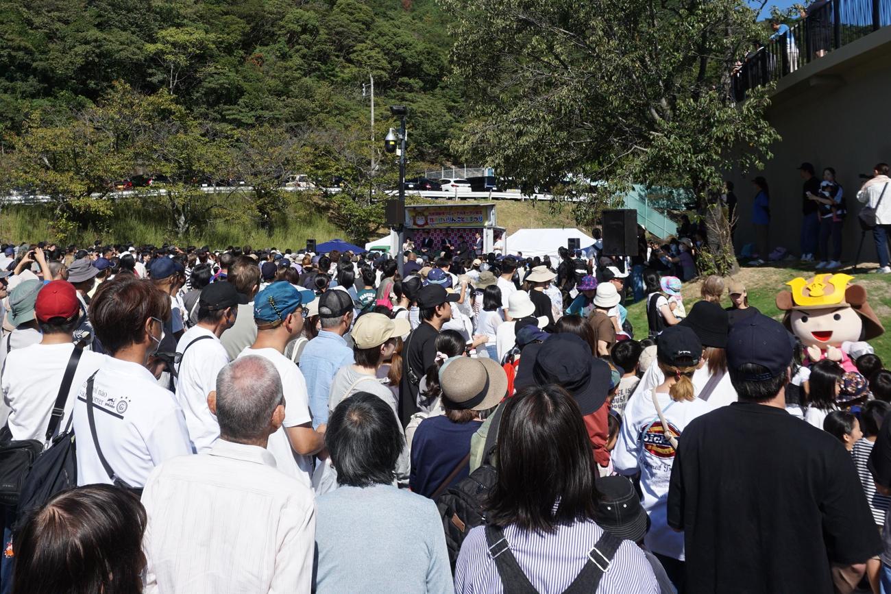 防府競輪場には朝早くから多くのファンが詰めかけた