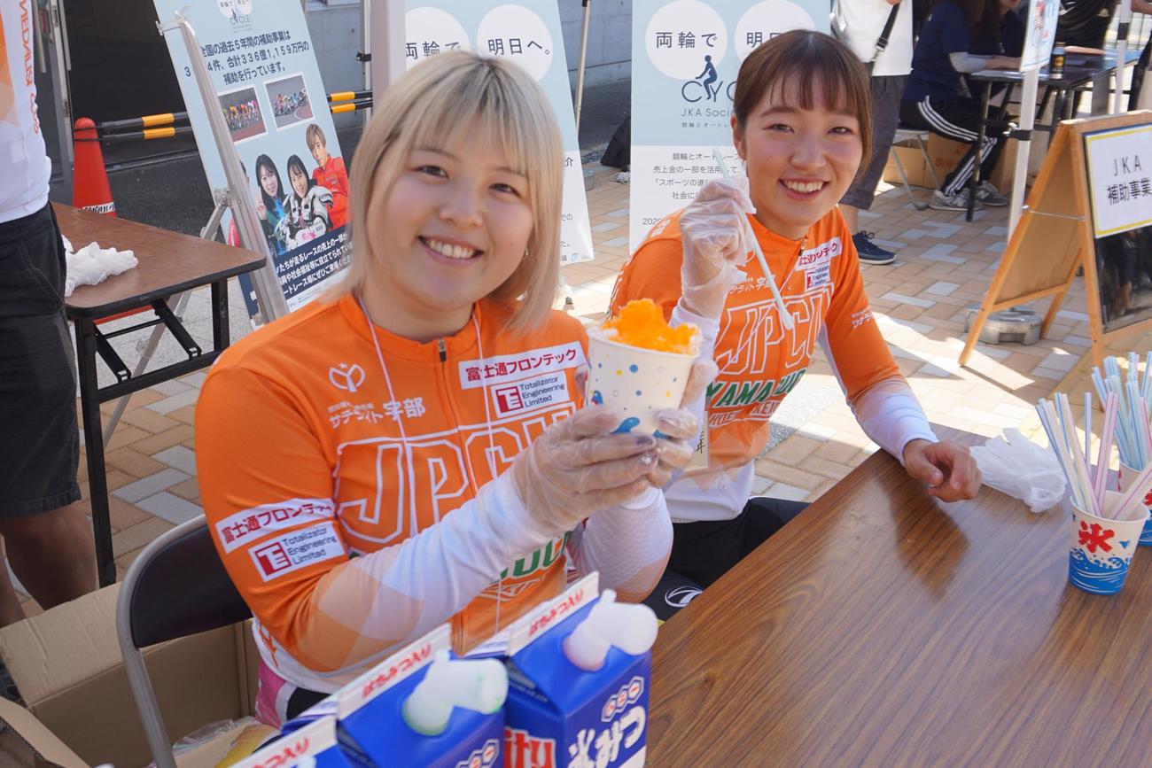 国村美留莉（左）と磯村光舞のガールズ2選手がテキパキとかき氷を作った