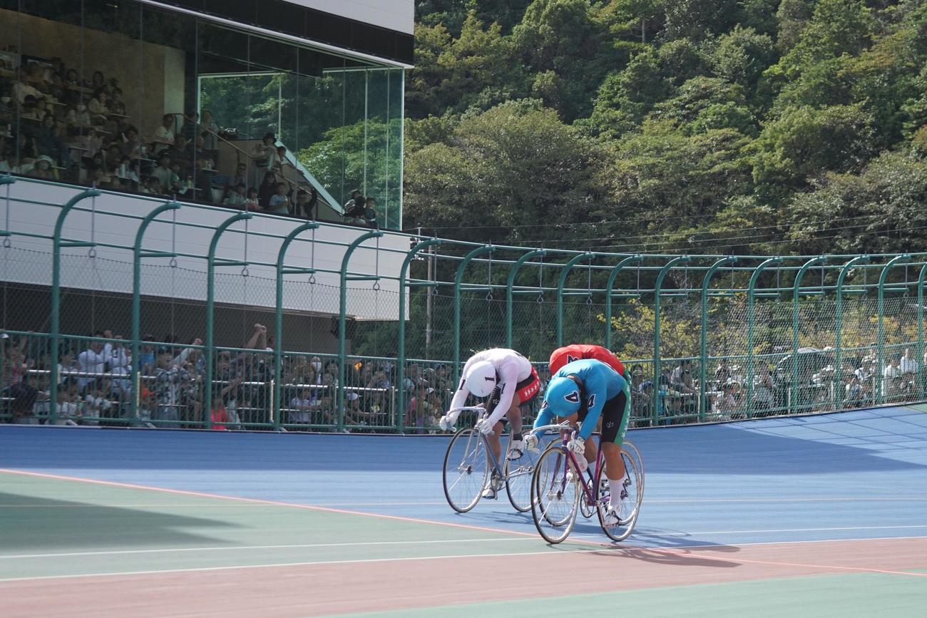 野村賢（4）が渡口勝成（1）の猛追をしのいで1着ゴール