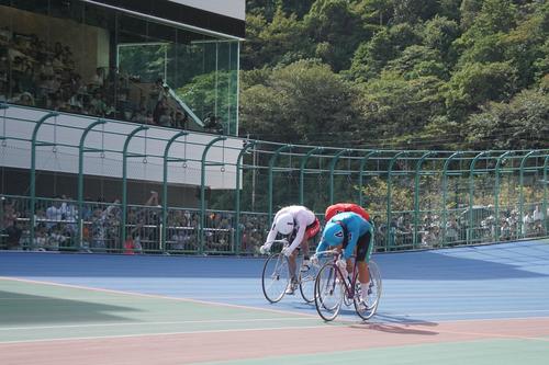 野村賢(4)が渡口勝成(1)の猛追をしのいで1着ゴール
