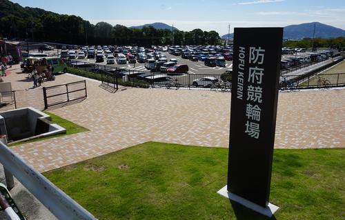 駐車場が整備され競輪場も開放的な設計になっている