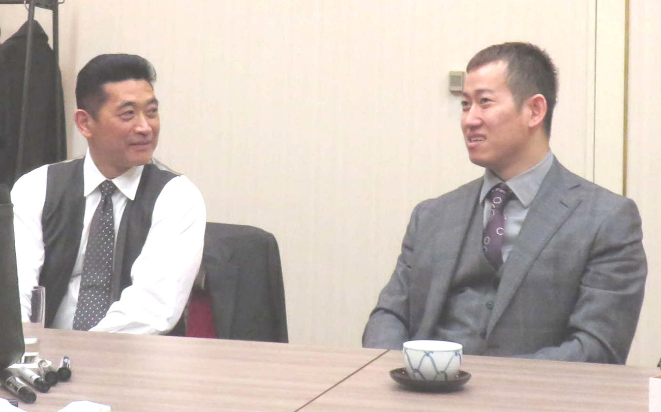 思い出を語り合うグランドスラマーの神山雄一郎氏（左）とグランプリスラマーの脇本雄太（撮影・栗田文人）