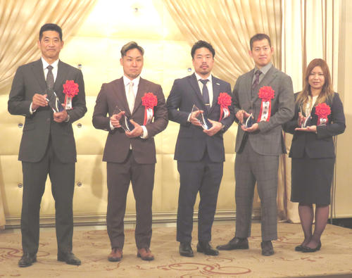 日刊三賞を受賞した左から神山雄一郎氏、郡司浩平、古性優作、脇本雄太、石井寛子（撮影・栗田文人）