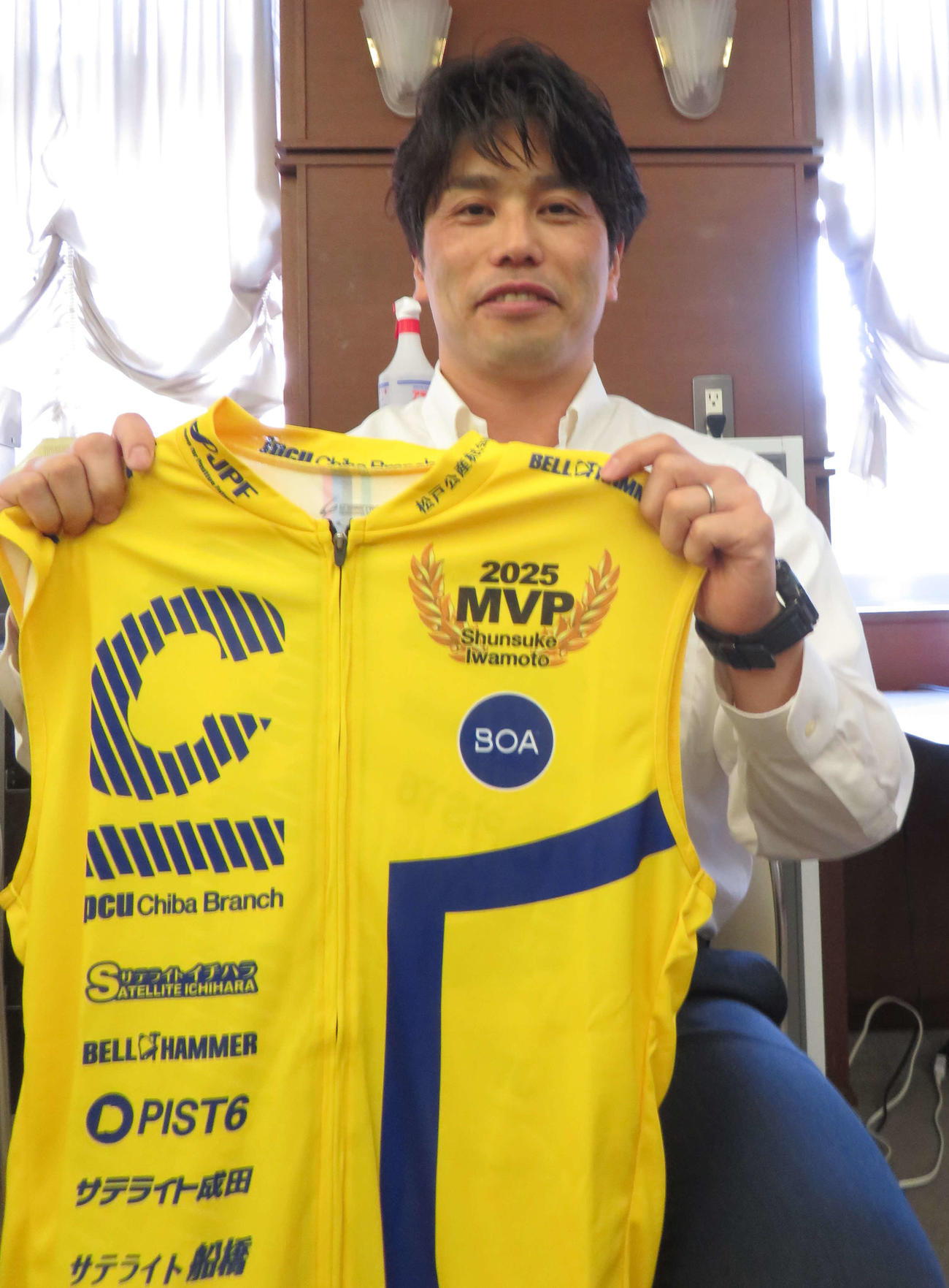 最優秀選手賞＆G1ファイナル賞の岩本俊介には黄色いチャンピオンジャージーが贈られた
