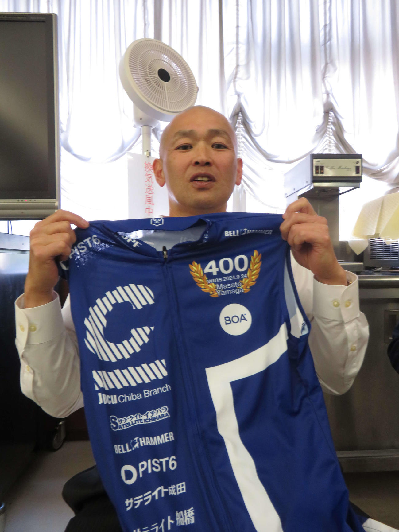特別敢闘賞＆400勝利賞の山賀雅仁には青いジャージーが贈られた