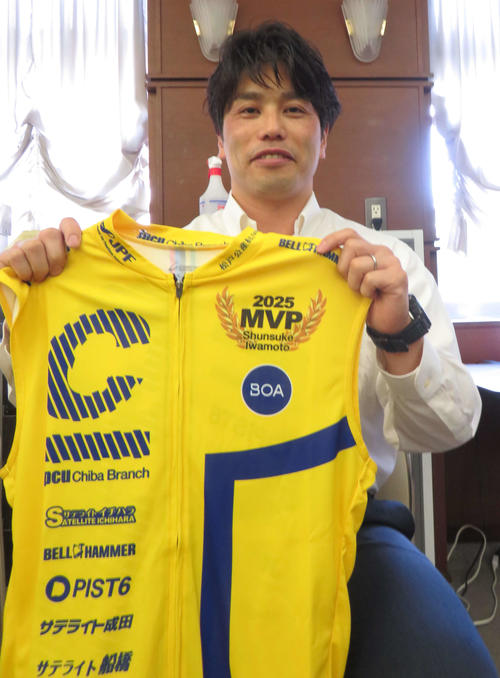 最優秀選手賞&G1ファイナル賞の岩本俊介には黄色いチャンピオンジャージーが贈られた