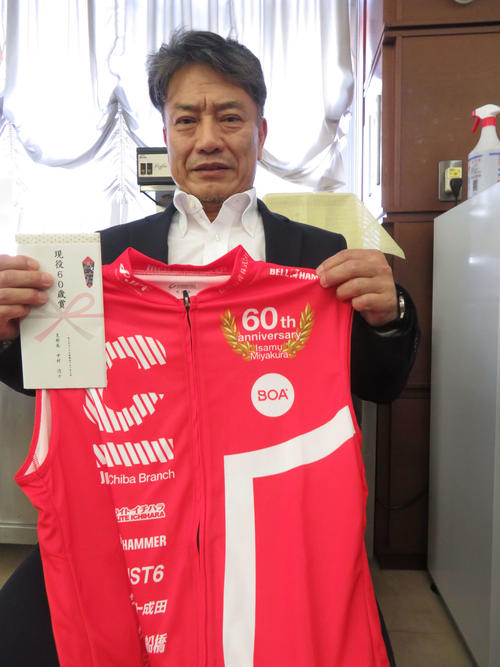 還暦レーサー賞の宮倉勇には当然、赤いちゃんちゃんこならぬ赤いジャージーが贈られた