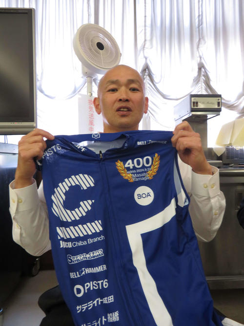 特別敢闘賞&400勝利賞の山賀雅仁には青いジャージーが贈られた