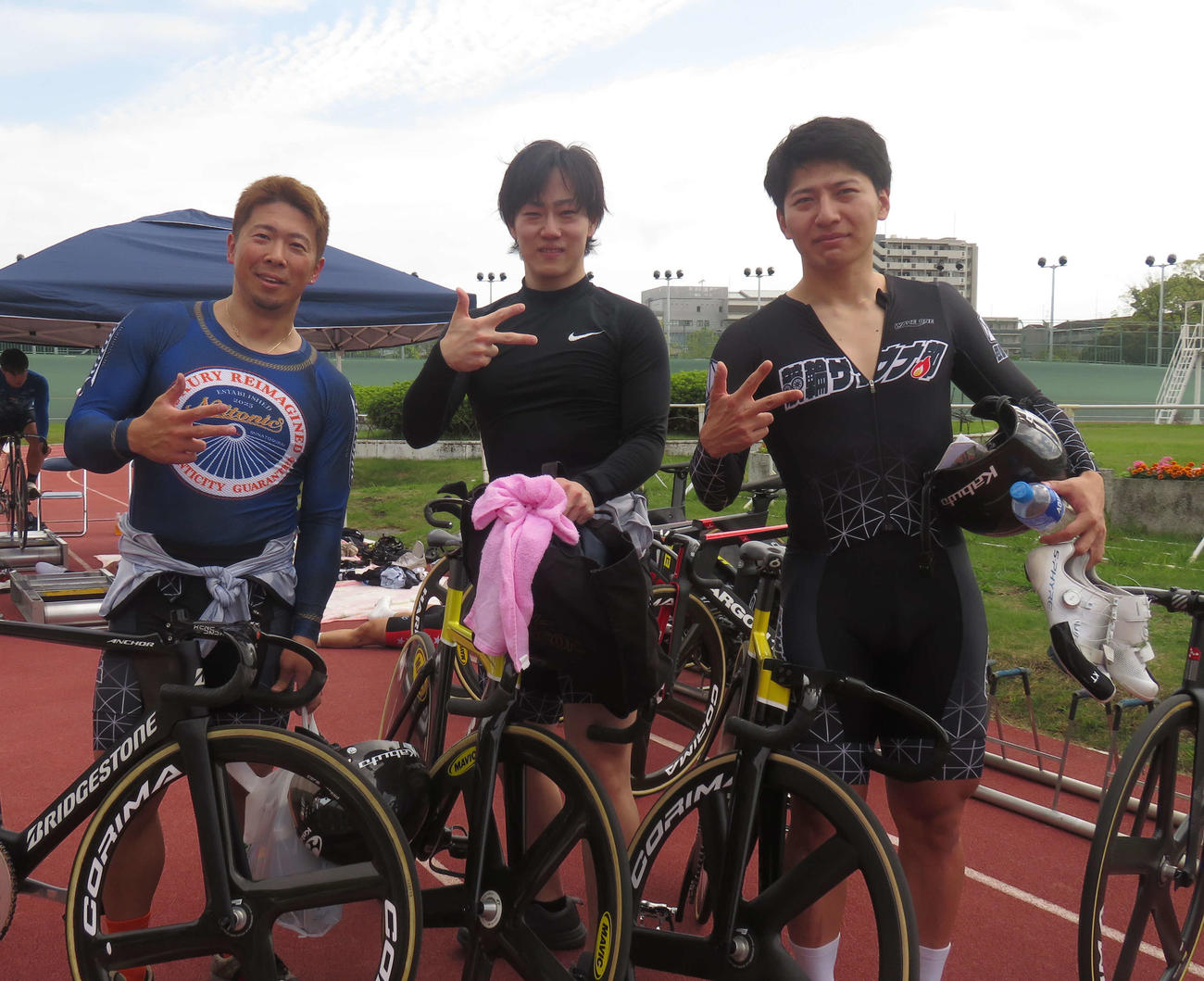 チームスプリントを優勝した静岡チーム。左から深谷知広、渡辺雄太、簗田一輝