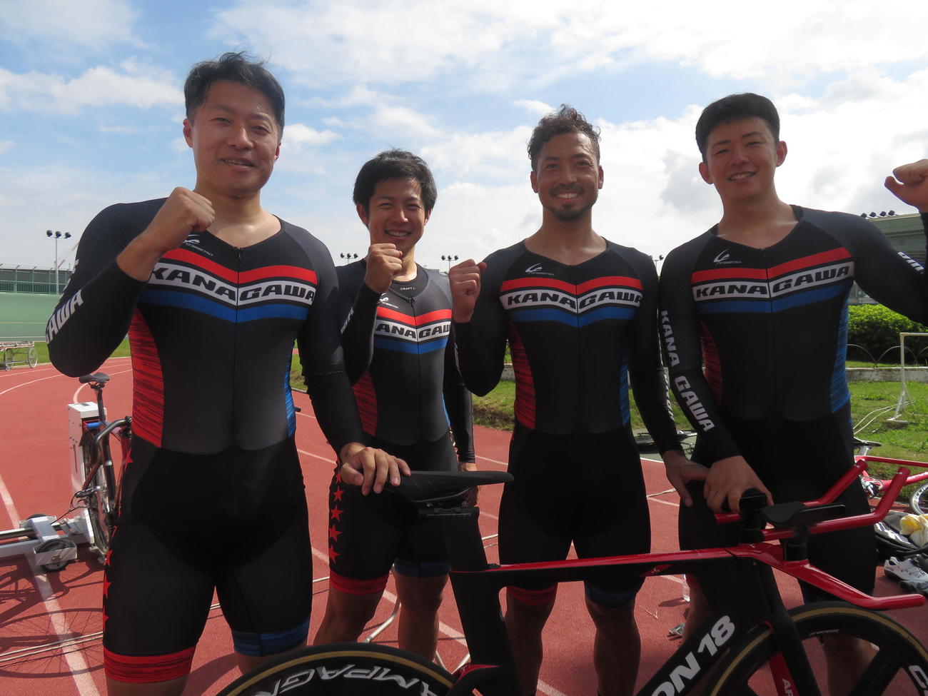 チームパシュートを優勝した神奈川チーム。左から小原太樹、堀内俊介、嶋津拓弥、佐々木龍