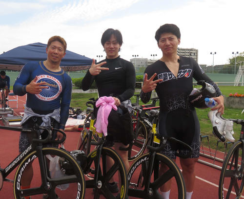 チームスプリントを優勝した静岡チーム。左から深谷知広、渡辺雄太、簗田一輝