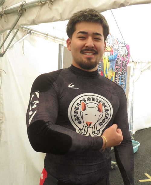 亡き親友の愛犬をデザインしたインナーを披露する半田誠