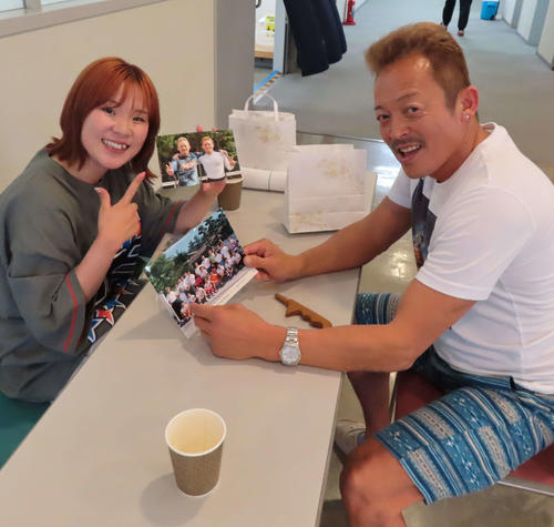 坂本英一(右)が同県栃木ガールズの青木美優と雑談する