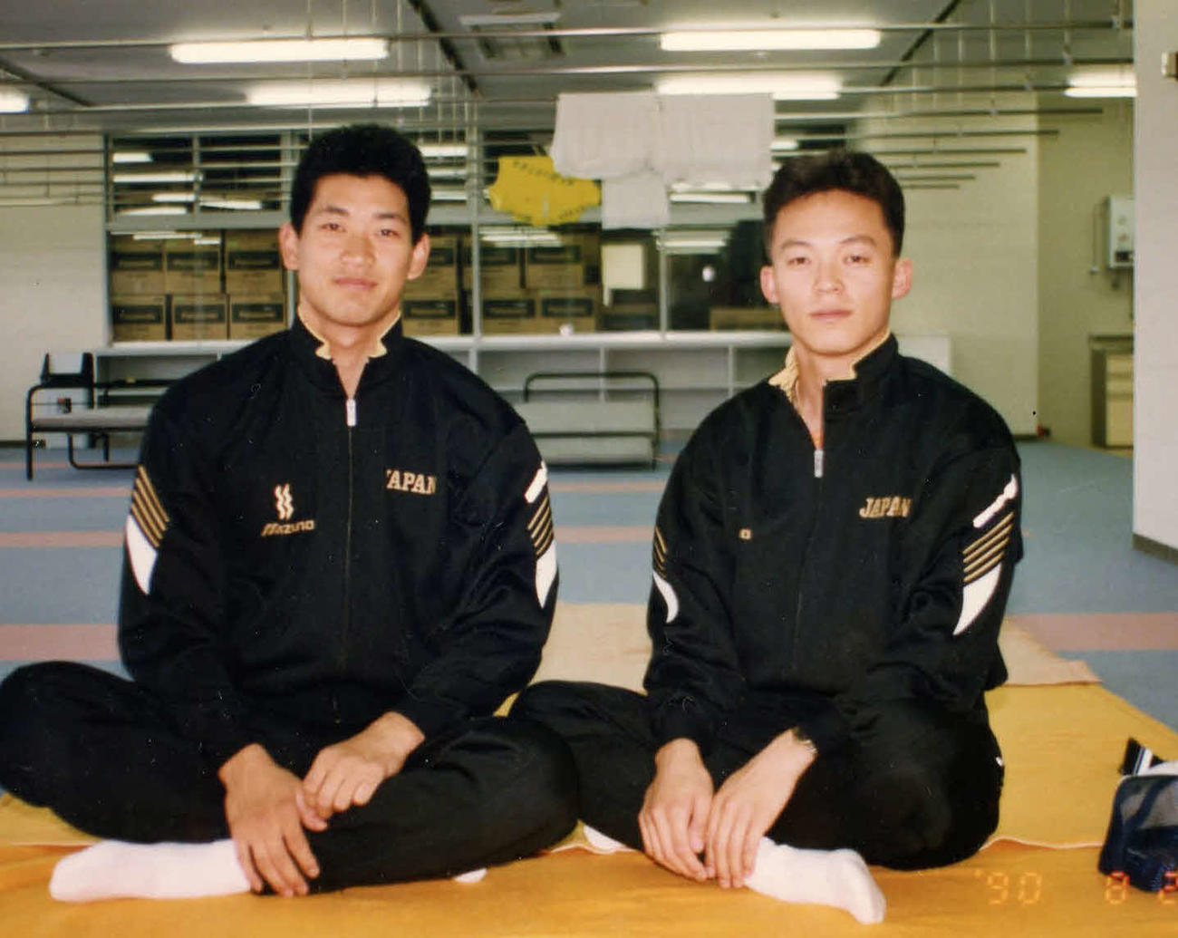 90年前橋世界選を控え記念撮影に応じる坂本英一（右）と神山雄一郎（本人提供）