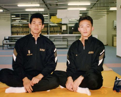 90年前橋世界選を控え記念撮影に応じる坂本英一（右）と神山雄一郎（本人提供）