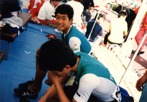 大会で好走できずに泣きだす坂本英一を神山雄一郎が笑顔で慰める（本人提供）