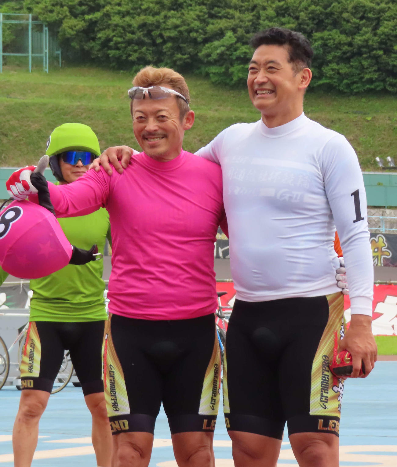 エキシビションレースでワンツーの坂本英一（左）と神山雄一郎