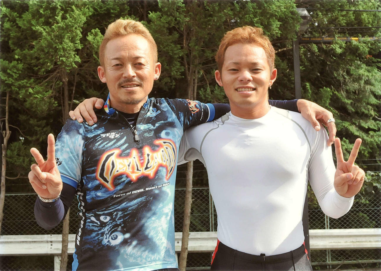 坂本英一（左）が、父になった長男の将太郎とツーショット（本人提供）