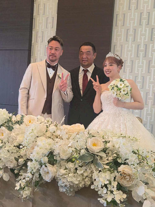 主賓のあいさつは新郎の恩人・松中信彦さんが務めた