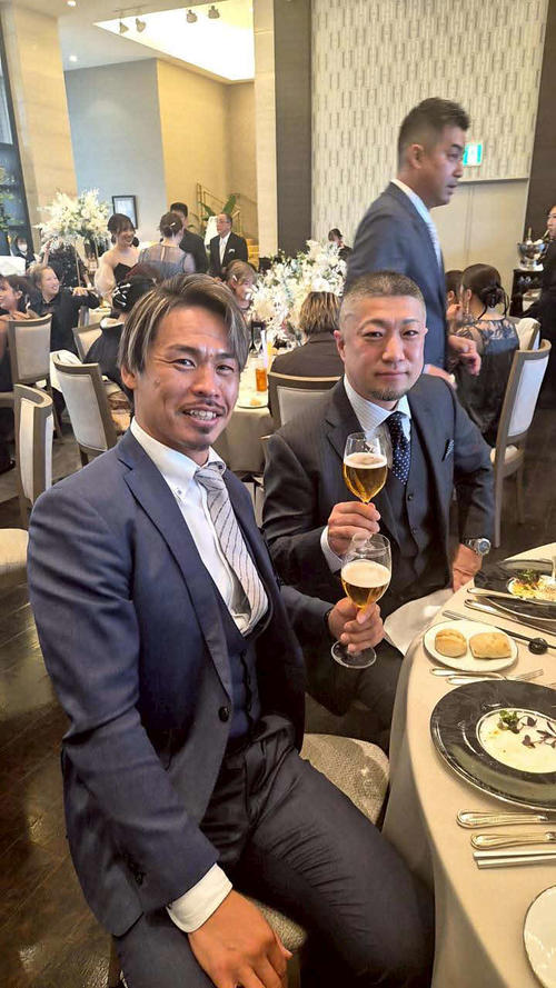 浅井康太らゲストが全国から参列（右は桐山敬太郎）