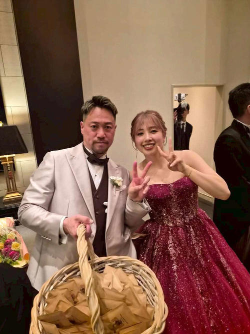 ゲストを見送るおふたり。末永くお幸せに