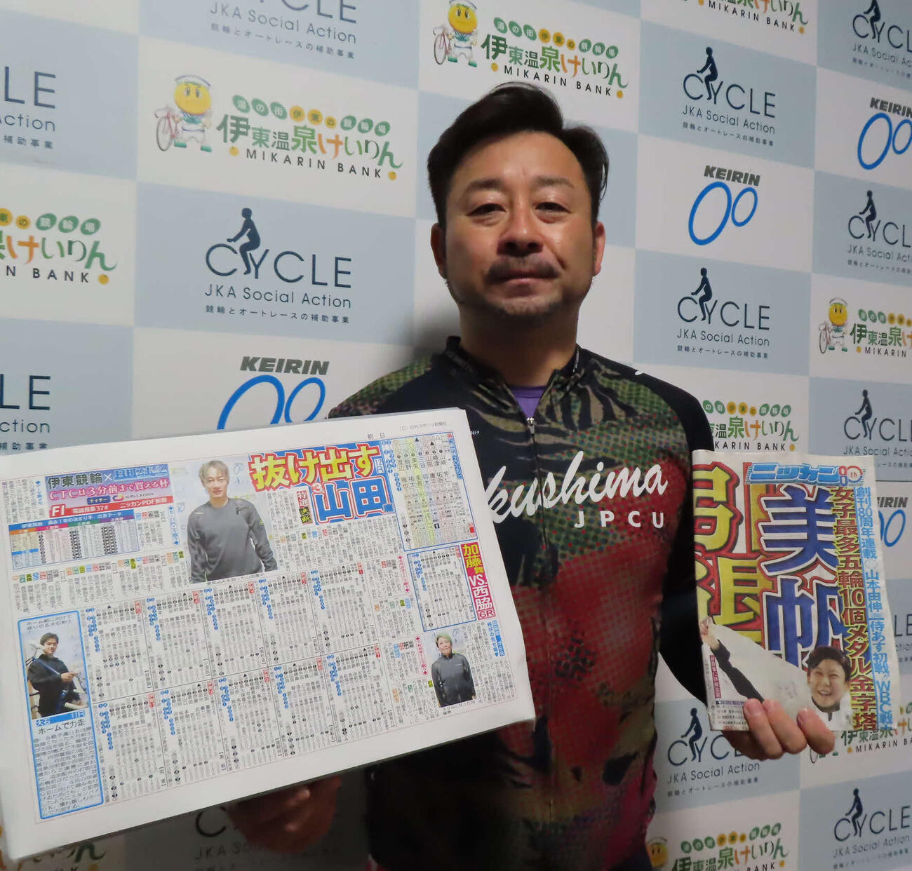 伊東PDF新聞（左）と5日付紙面を手にする山崎芳仁
